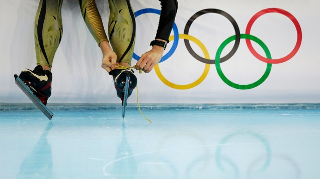 Japonesa Shiho Ishizawa amarra os cadarços de seus patins durante treinamento para os Jogos Olímpicos de Inverno 2014 em Sochi, na Rússia