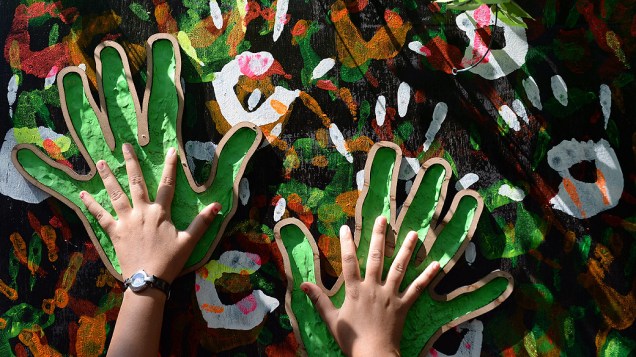 Indiano coloca as mãos em painel durante festival em Mumbai