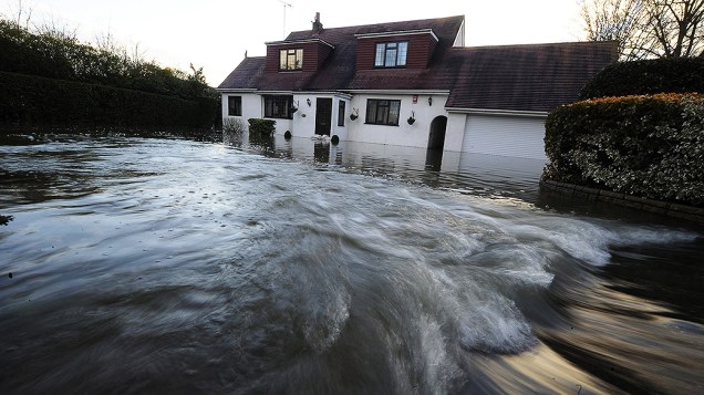 Imagem de inundações do rio Tâmisa em Wraysbury, Berkshire, no Reino Unido