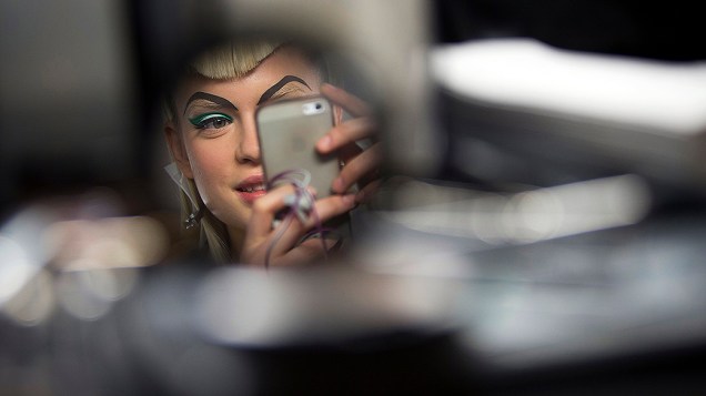 Modelo fotografada no backstage antes do desfile da marca Blonds durante a Semana de Moda de Nova York