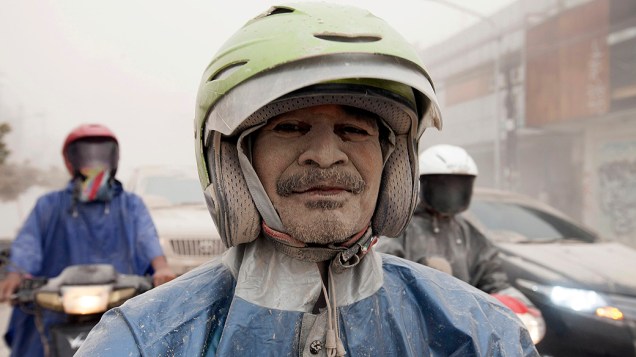 Homem é fotografado coberto de poeira, após erupção do monte Kelud, em Yogyakarta, região central da Indonésia. As cinzas cobriram uma grande faixa da ilha mais povoada da Indonésia, causando o fechamento de três aeroportos internacionais e a evacuação de ao menos 200 mil pessoas