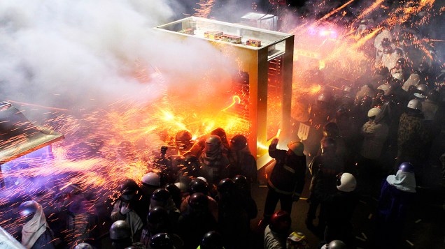 Fogos de artifício são disparados durante festival que antecede o das lanternas chinesas, em Taiwan