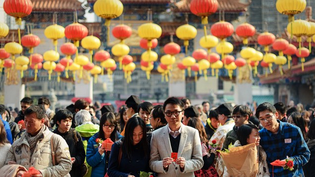 Casais rezam no dia de São Valentim em Hong Kong, considerado o dia dos namorados em boa parte do mundo, nesta sexta-feira (14)
