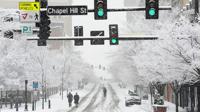 Moradores de Durham tentam deixar a cidade e lotam a rodovia nesta sexta-feira (14). A tempestade de neve já deixou 17 mortos em 2 dias no sudeste dos EUA