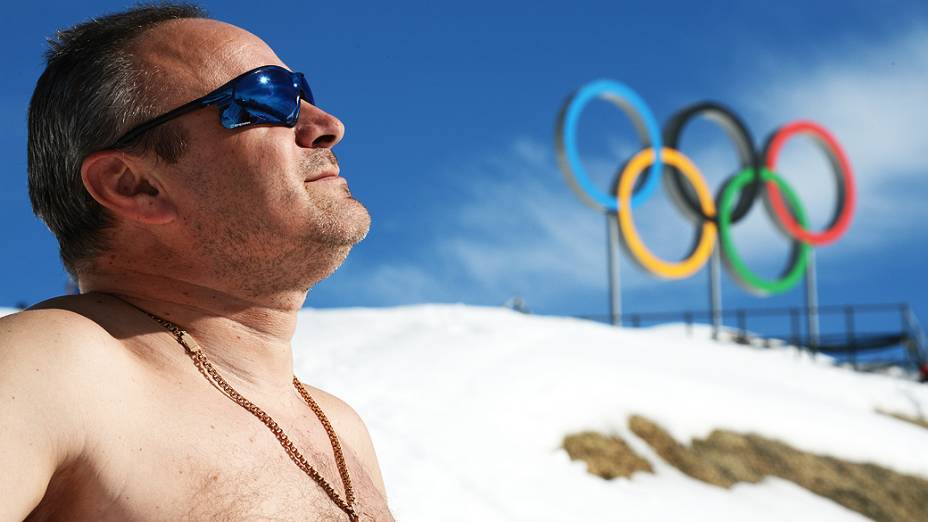 Turista toma banho de sol antes da competição de esqui cross-country em Sochi, na Rússia, nesta sexta-feira (14)