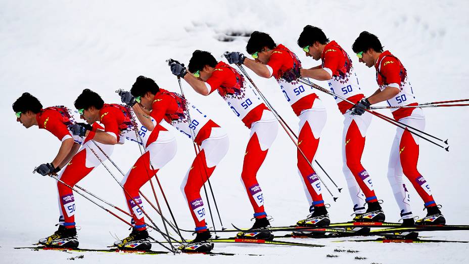  Imagem em múltipla exposição, o canadense Alex Harvey é fotografado na prova de esqui cross-country em Sochi, na Rússia, nesta sexta-feira (14)