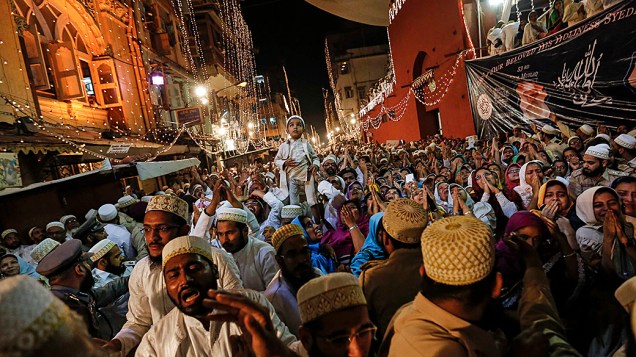 Muçulmanos Dawoodi Bohra levantam os braços, para receber as bênçãos de seu novo líder espiritual Syedna Mufaddal Saifuddin em Mumbai, na Índia