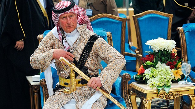 Príncipe Charles participou, em visita à família real da Arábia Saudita, da tradicional dança da espada, conhecida como Arda em visita a Riad, nesta quarta-feira (19)