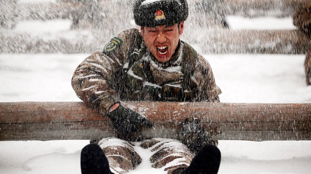 Soldados participam de treinamento na neve na província de Heilongjiang, na China