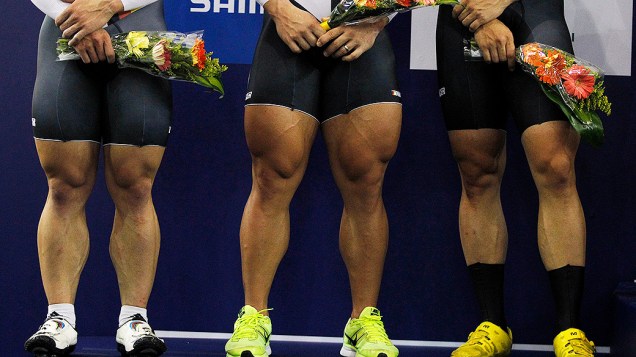 As pernas dos atletas da equipe alemã de sprint durante cerimônia de premiação no Campeonato Mundial de Ciclismo em Cali, na Colômbia