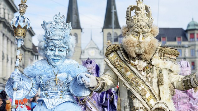 Casal de mascarados participam da abertura dos desfiles de carnaval nas ruas de Lucerna, na Suíça