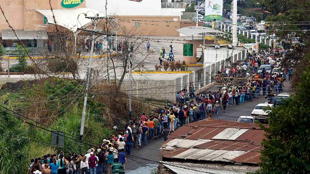 Pessoas fazem fila para comprar comida em um supermercado de San Cristobal, sudoeste de Caracas, na Venezuela