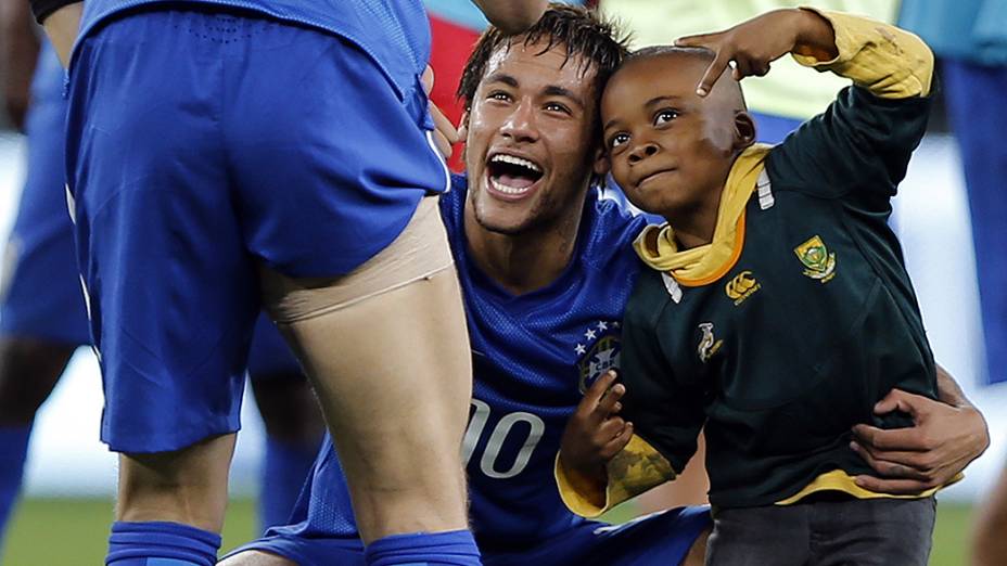 Neymar tira foto com garoto sul-africano, que invadiu campo durante amistoso entre Brasil e África do Sul no estádio Soccer City, palco da final da última Copa do Mundo