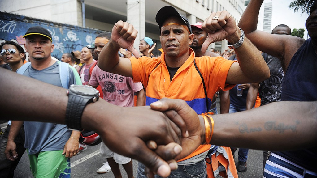 Garis protestam em frente à sede da prefeitura, no centro do Rio