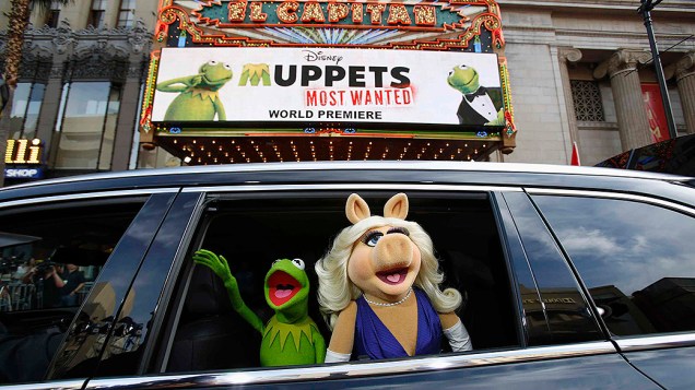 Os personagens Kermit (Caco) e Miss Piggy chegam para a  estreia de "Muppets 2 - Procurados e Amados" no El Capitan em Hollywood, na Califórnia