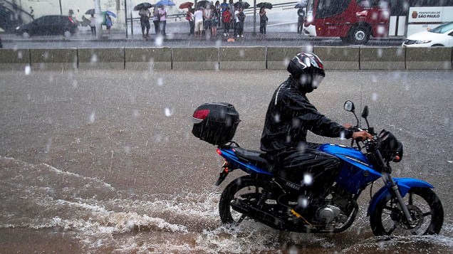 Chuva causa alagamento na Avenida João Dias esquina com a Avenida Maria Coelho Aguiar, região sul de São Paulo, nesta quarta-feira (12)