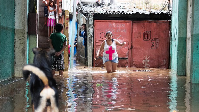 Chuva causa alagamento na Avenida João Dias esquina com a Avenida Maria Coelho Aguiar, região sul de São Paulo, nesta quarta-feira (12)