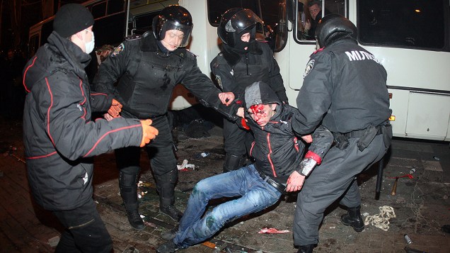 Policiais socorreram um homem ferido durante confrontos entre ativistas pró-Rússia e pró-Ucrânia em um comício na cidade ucraniana de Donetsk