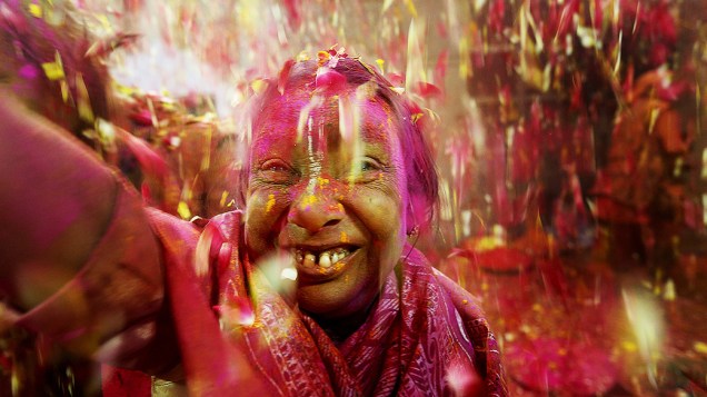 Grupo de viúvas participou pela primeira vez, do festival Holi em Vrindavan, no estado de Uttar Pradesh, na Índia