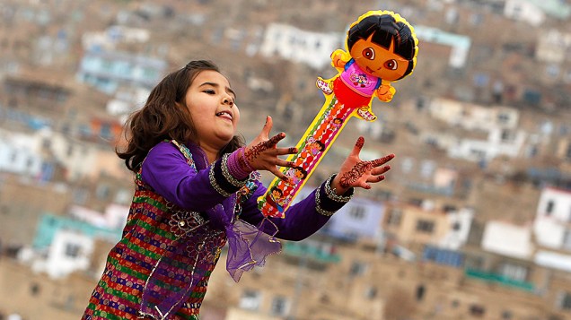 Menina brinca durante as comemorações do Ano Novo persa (Nowruz) em Cabul, no Afeganistão