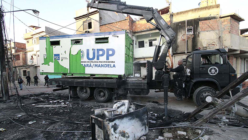 Policiamento reforçado após o comandante da UPP de Manguinhos, Gabriel Toledo, ser baleado e a sede da unidade incendiada na noite da quinta-feira (20), no Rio de Janeiro