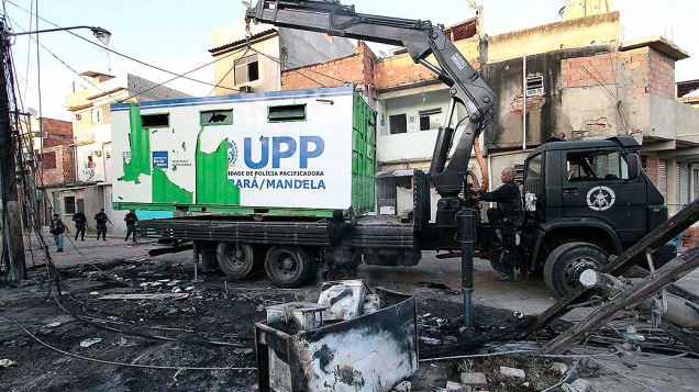 Policiamento é reforçado após o comandante da UPP de Manguinhos, Gabriel Toledo, ser baleado e a sede da unidade incendiada na noite da quinta-feira (20), no Rio de Janeiro
