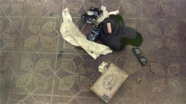 Polícia de Seattle divulga fotografia tirada no dia da morte de Kurt Cobain, em 5 de abril de 1994, com objetos encontrados no local da morte do vocalista da banda Nirvana
