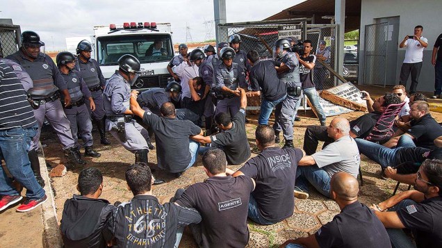 Agentes penitenciários do CDP de Ribeirão Preto em greve, recusam receber cerca de 45 presos vindo de outro CDP na manhã desta sexta-feira (21)