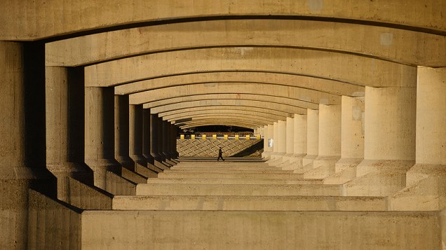 Passagem de pedestres sobre a ponte do rio Seul, Coreia do Sul