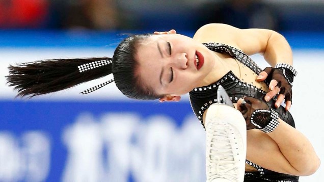 A japonesa Akiko Suzuki no Grande Prêmio de Patinação em Sochi, na Rússia