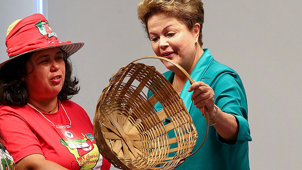 A presidente Dilma Rousseff, acompanhada dos ministros Gilberto Carvalho (Secretaria Geral) e Pepe Vargas (Desenvolvimento Agrário), recebe integrantes da liderança do Mst. A presidente foi presenteada com uma cesta de produtos orgânicos produzidos por agricultores do movimento, como arroz, leite, castanhas, pimenta e até uma garrafa de cachaça