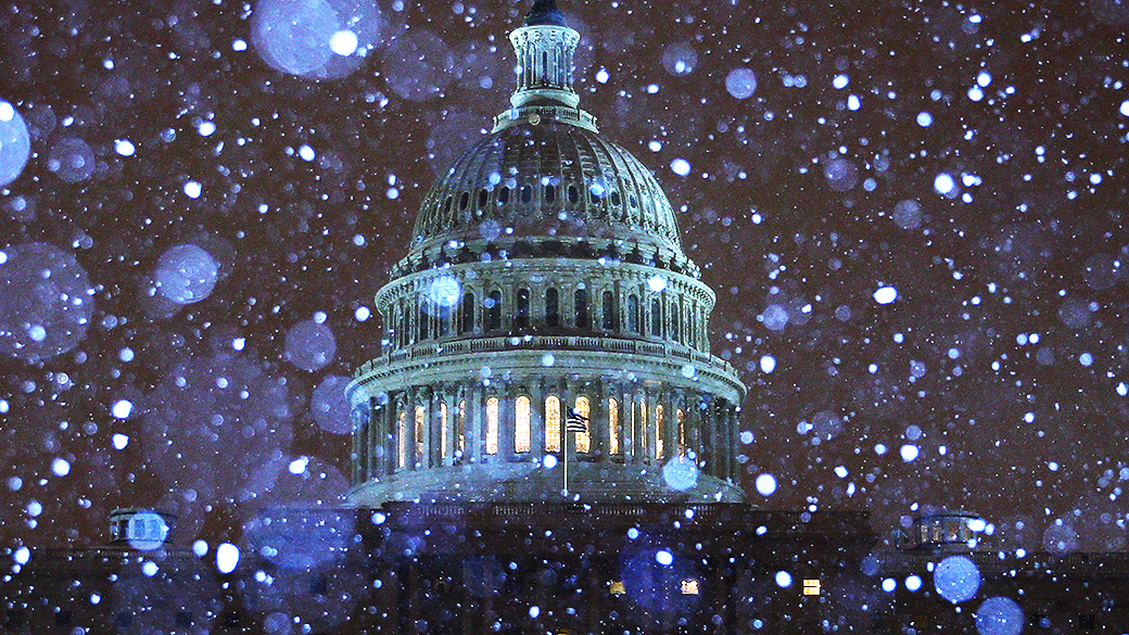 Neve cai em frente ao Capitólio dos Estados Unidos em Washington