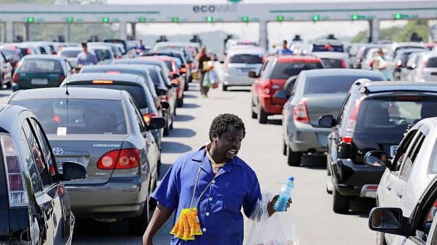 Motoristas que seguiam em direção ao litoral paulista para comemorar a passagem de ano enfrentaram congestionamento na rodovia dos Imigrantes na sexta-feira (27)