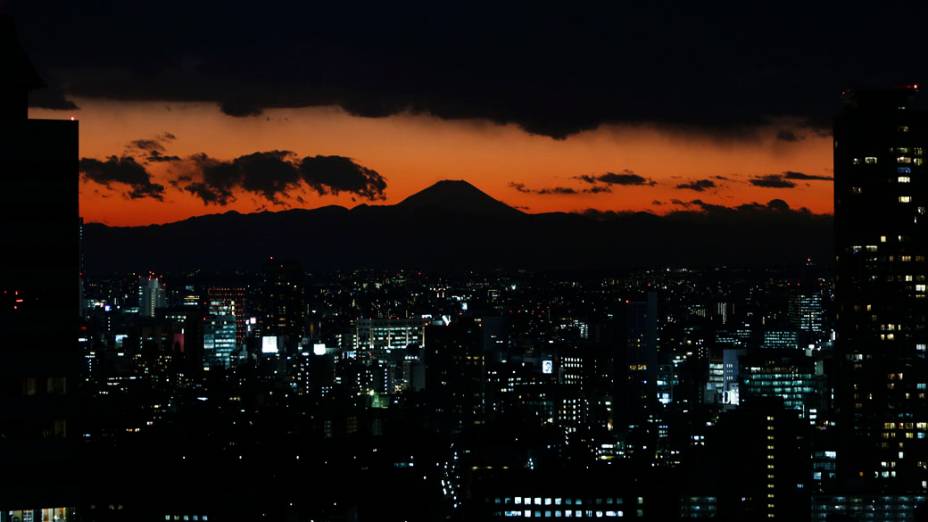 Silhueta da maior montanha do Japão, o Monte Fuji vista além de edifícios em Tóquio