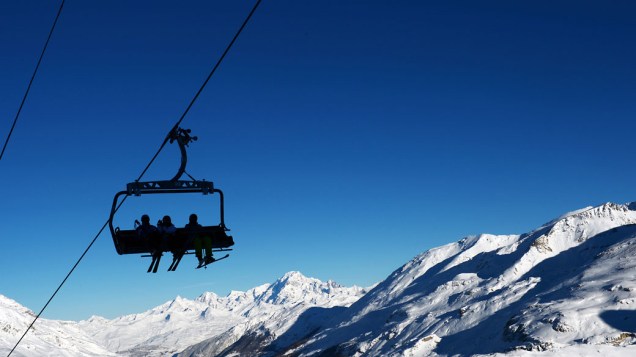 Esquiadores andam de teleférico nos Alpes franceses