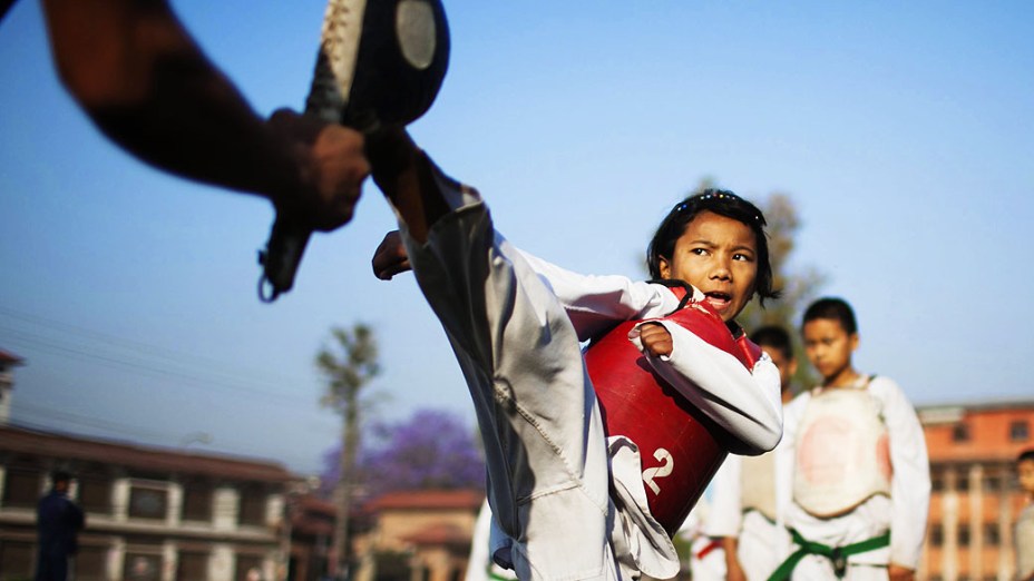 Crianças têm aula de defesa pessoal em Katmand, no Nepal