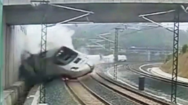 Imagem de uma câmera de segurança mostra o momento em que o trem descarrilhou em Santiago de Compostela, Espanha, na quarta-feira à noite, matando pelo menos 77 pessoas e ferindo até 131 em um dos piores desastres ferroviários da Europa