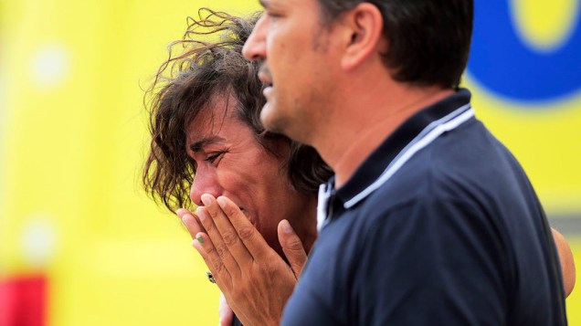 Parentes de uma das vítimas do acidente de trem choram nesta quinta-feira (25), em Santiago de Compostela, na Espanha