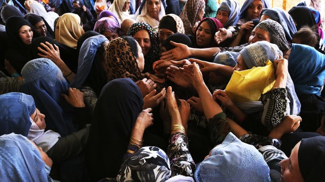 Mulheres esperam por atendimento de saúde em Cabul, nesta quinta-feira (25). Governantes afegãos e estrangeiros se encontraram no início deste mês para discutir o progresso do país na luta contra a corrupção, melhoria dos direitos humanos e condições de ajuda internacional