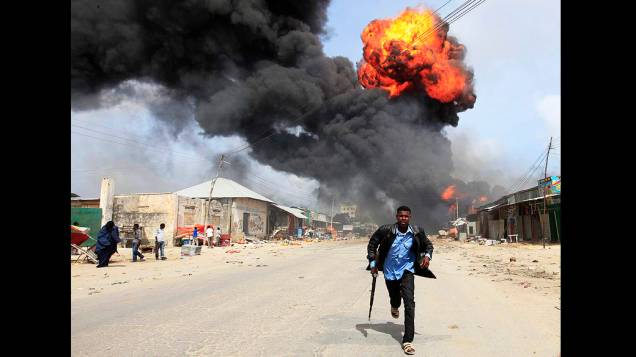 Um policial é executado a partir de uma explosão acidental em uma instalação de armazenamento de gasolina dentro da ex-habitação dos Estados Unidos, na capital Mogadíscio, na Somália