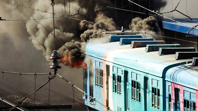 Trem para e passageiros ateiam fogo em vagão após parar por apresentar problemas mecânicos em estação da zona norte do Rio de Janeiro, na manhã desta terça-feira (3)