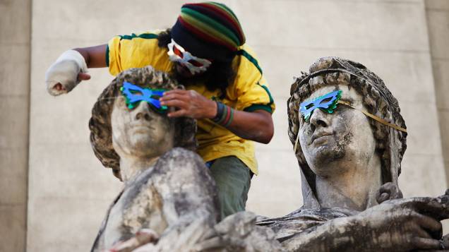 Manifestantes fazem protesto contra o projeto de lei que proíbe pessoas com rostos cobertos em manifestações e autoriza a polícia a reprimir quem portar paus e pedras, nesta terça-feira, 03, em frente ao prédio da Alerj, no Rio de Janeiro