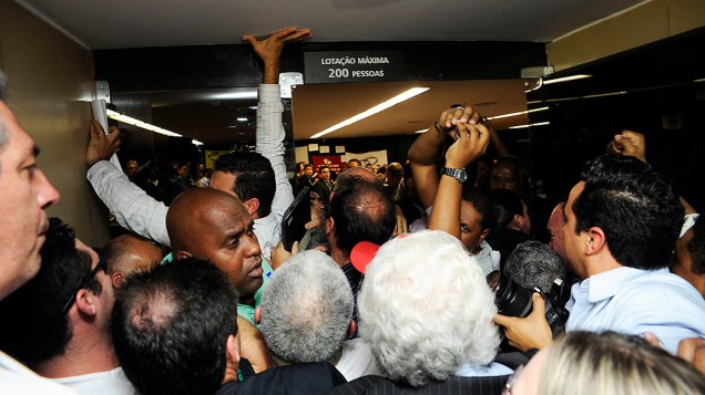Seguranças da Câmara e policiais militares entram em confronto com manifestantes da CUT (Central Única dos Trabalhadores) durante tentativa de invasão, nesta terça-feira (03) em Brasília