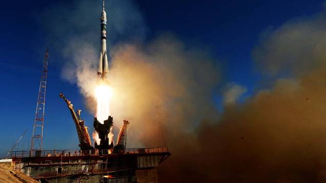 Foguete que leva a nave Soyuz TMA-11M é lançado nesta quinta-feira (7) no Cazaquistão, com três tripulantes a bordo. A nave leva ao espaço a tocha olímpica dos Jogos de Inverno de Sochi, que acontecerão em 2014