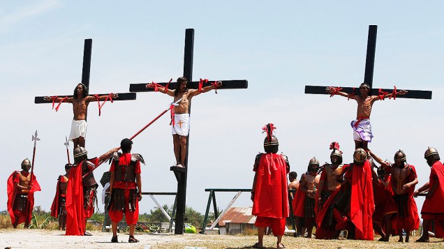 Penitentes são pregados a cruzes durante encenação da morte de Cristo nesta Sexta-feira Santa (18) nas Filipinas. Cerca de 20 filipinos e um cineasta dinamarquês foram pregados neste feriado religioso no país