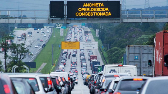Congestinoamento na saída do feriado de Páscoa na Rodovia dos Imigrantes, em São Paulo