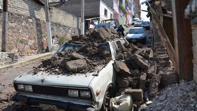 Carro fica danificado após um terremoto de magnitude 7,2 em Chilpancingo no México, nesta sexta-feira (18)