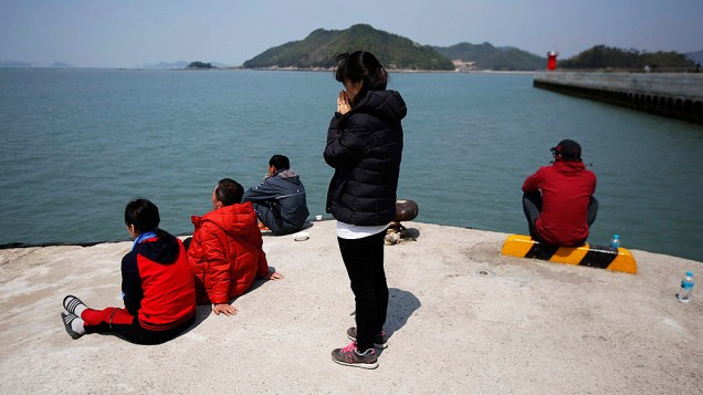 Familiares das vítimas do navio sul-coreano que afundou rezam próximo ao local do naufrágio
