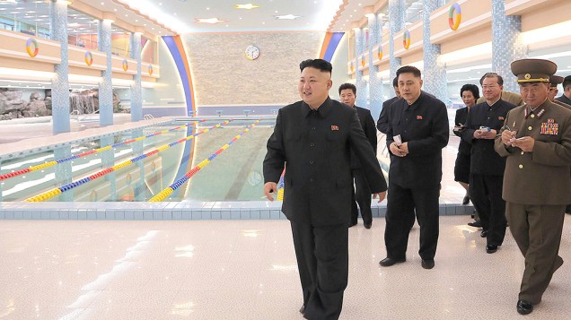 Líder norte-coreano, Kim Jong Un, visita um acampamento de férias recém-reformado, nesta foto sem data divulgada pela Agência de Notícias da Coreia do Norte