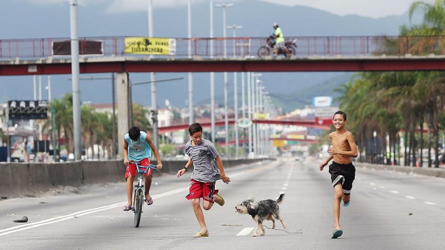 Trecho da Avenida Brasil é fechado para obra da Transcarioca, no Rio de Janeiro